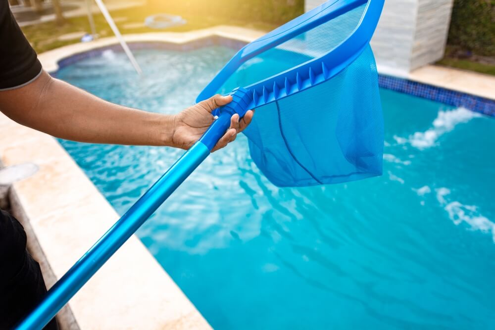 cleaning a swimming pool with skimmer